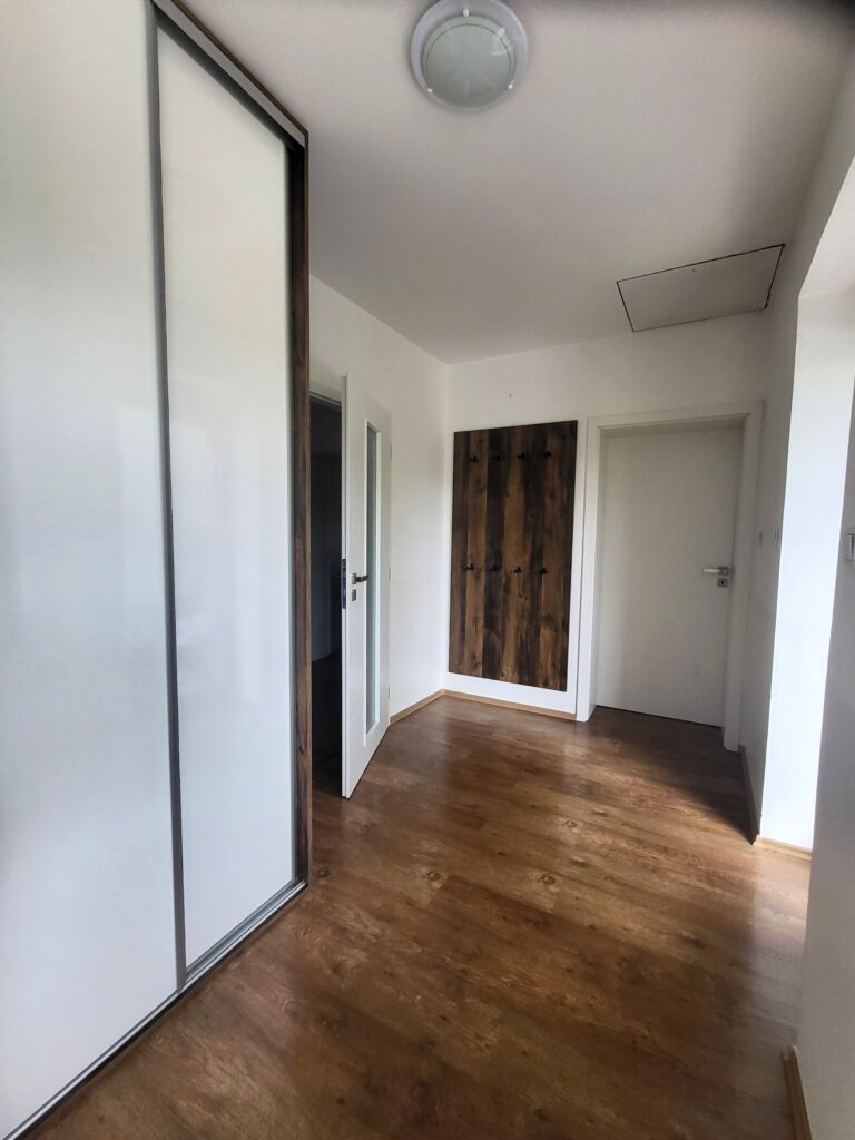 vestavěná skříň a věšák