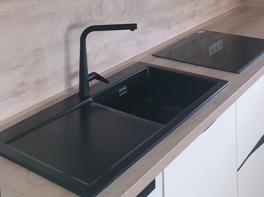 kuchyň bílá mat a keramický dřez