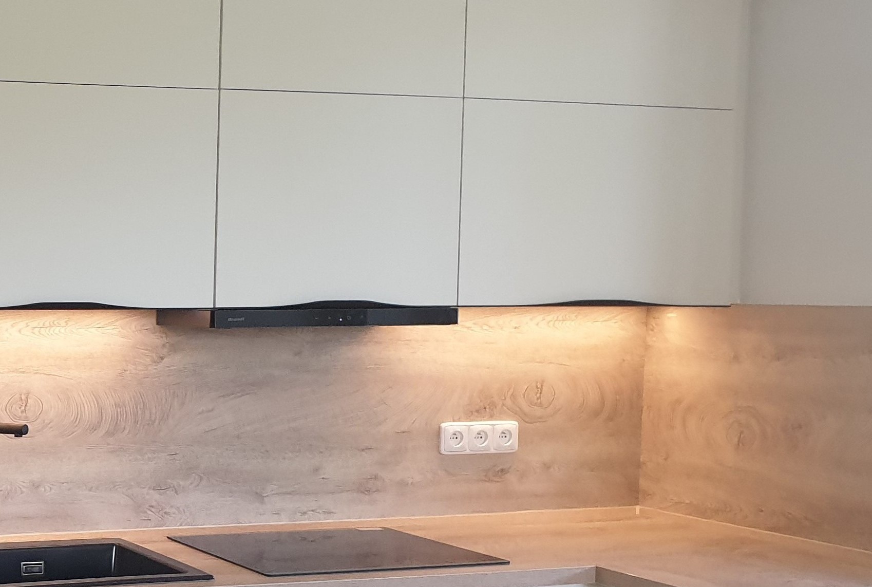 kuchyň bílá mat pracovní deska