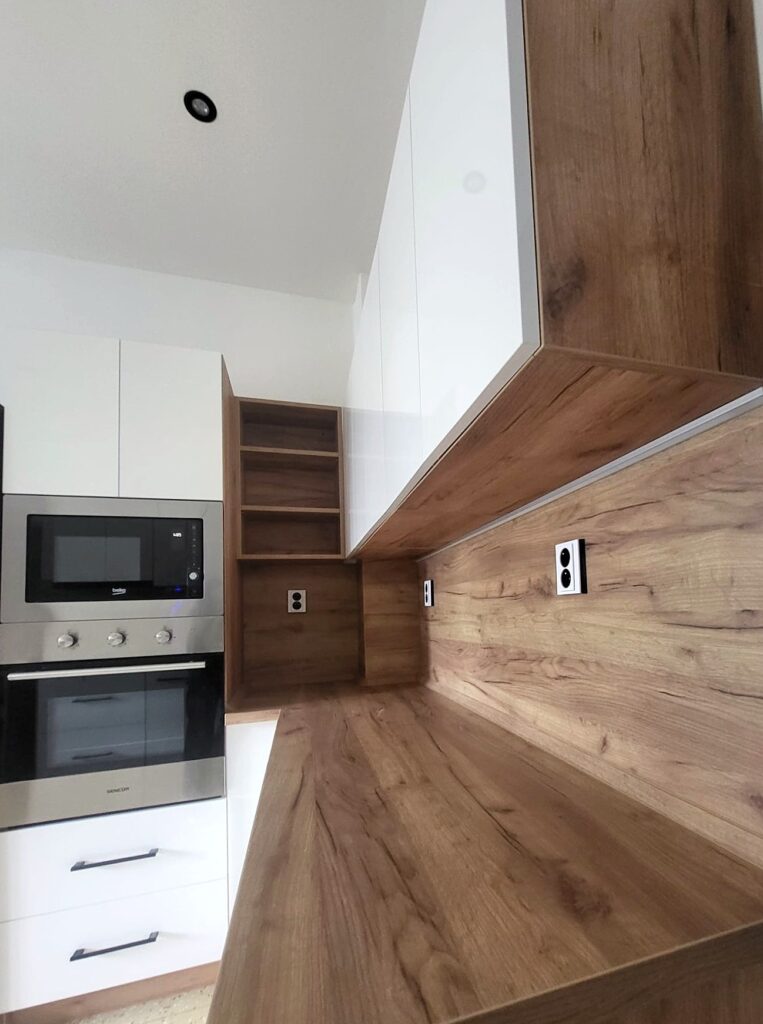 kuchyň dub craft a bílá lesk