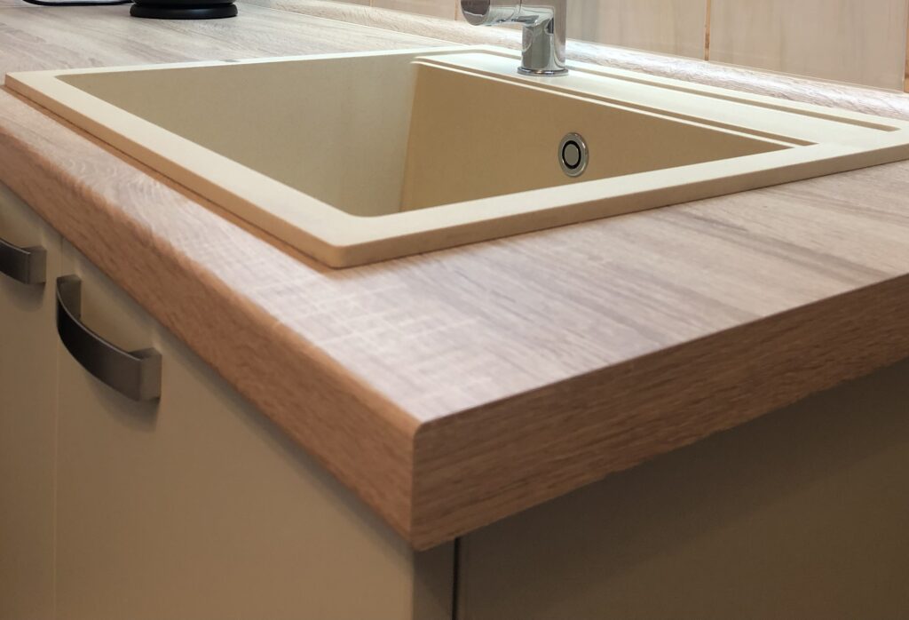 kuchyň dub + pistácie dřez