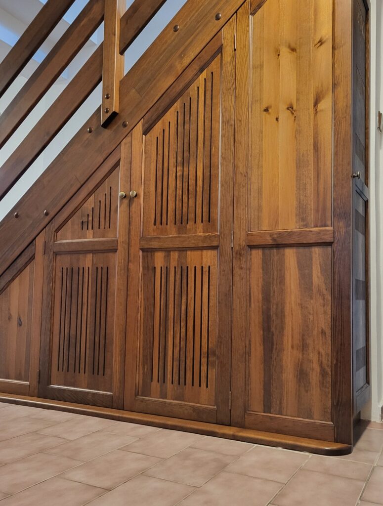 schody borovice úložný prostor pod schody