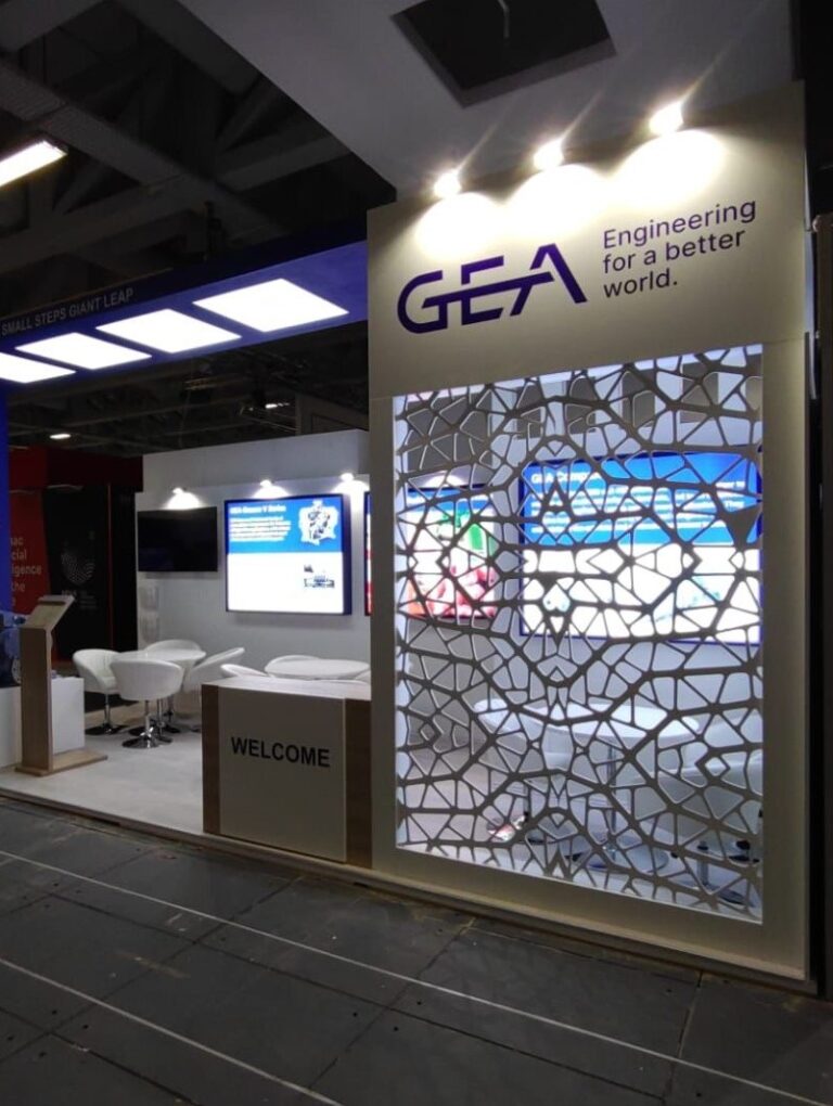 stěna frézovaná veletrh