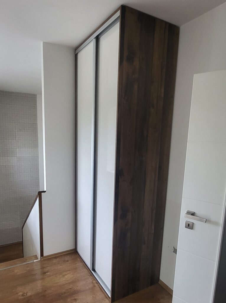 vestavěná šatní skříň